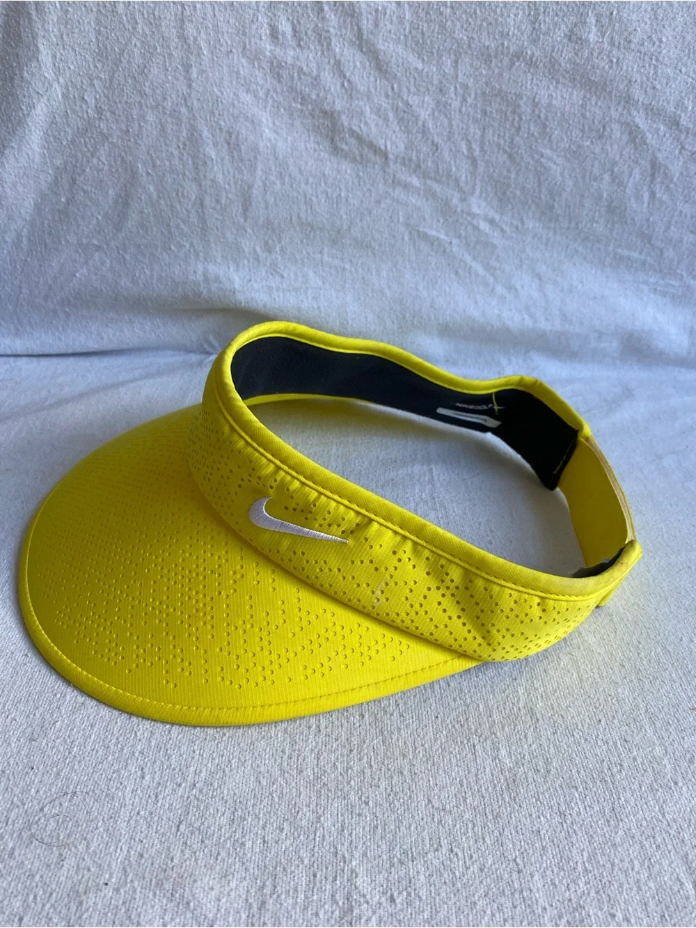 Nike Golf Women’s Tech Perforated Visor electrolime Yellow Adjustable 742710-741